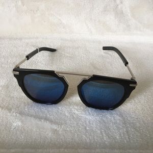 Black and silver blue lens sunglasses, OS